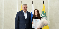 Глава Ибресинского муниципального округа Игорь Семёнов вручил сертификат о праве предоставление социальной выплаты на приобретение в собственность жилого помещения - Ибресинский район